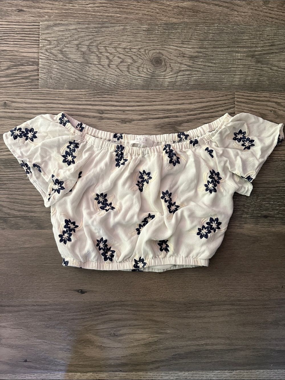 ASTR the Label‎ Off-Shoulder Floral Crop Top - White with Navy Embroidery medium